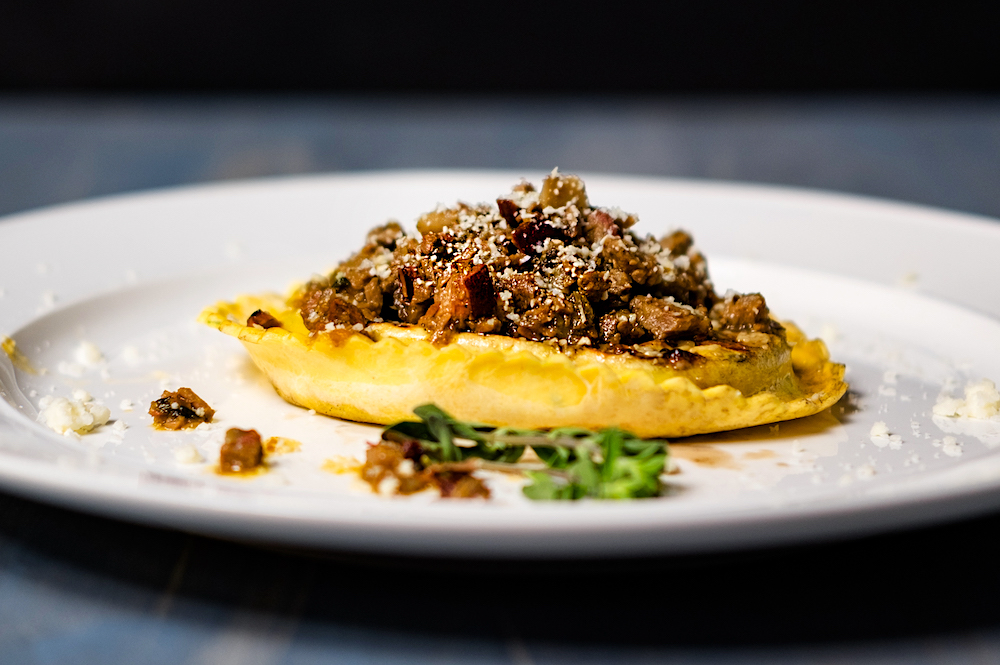 Raviolo alla Piastra con Ragù di Anatra in Dutch Oven - GrillExperience